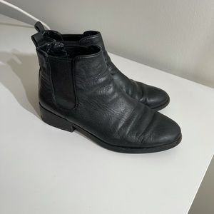 Cole Haan Black Chelsea Boots (Pre-owned) size6.5